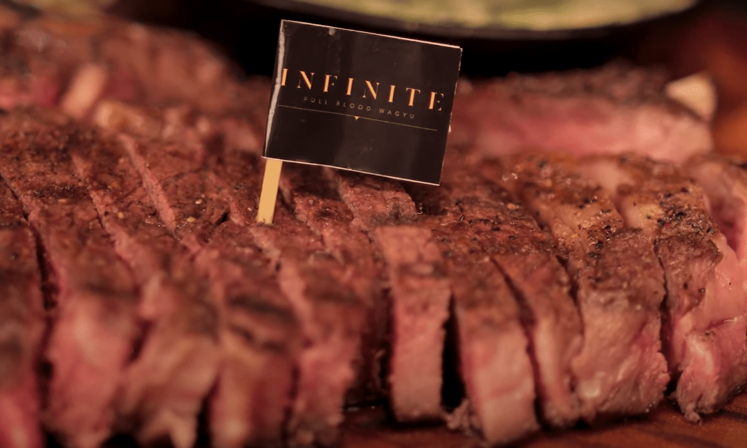 New York Wagyu con hueso, Papa Rellena y Espinacas