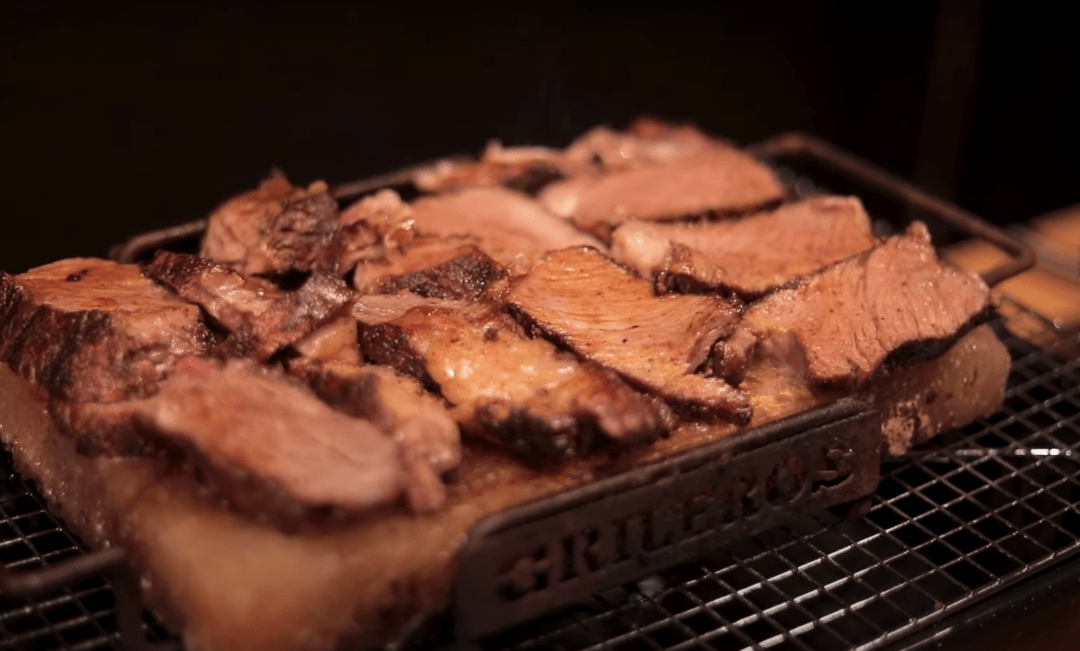 Rib Eye flameado con tequila en Bloque de Sal