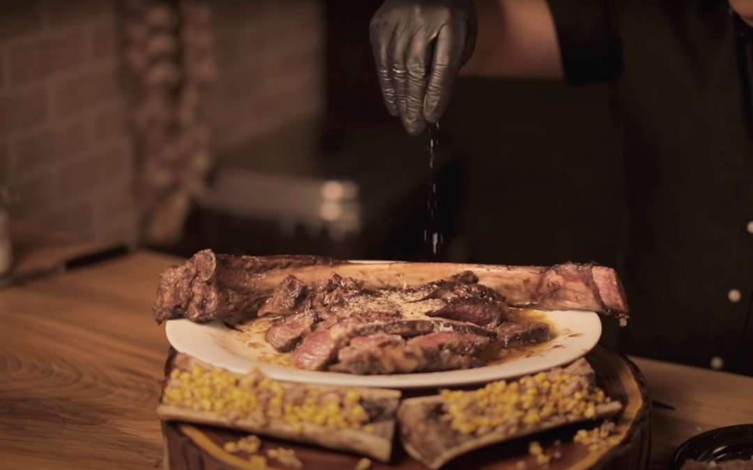 Tomahawk Black Onyx y tuétanos rellenos con Elote
