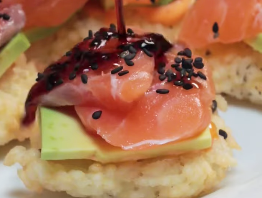 Bocadillos de Salmón y Arroz Crujiente