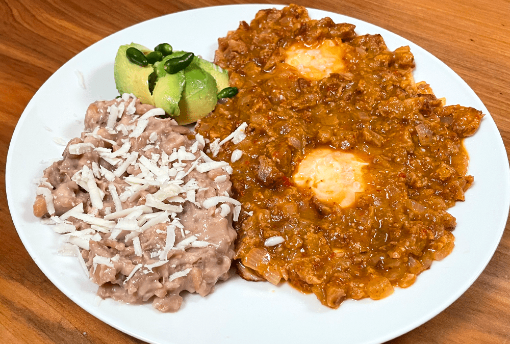 Huevos bañados en salsa de chicharrón